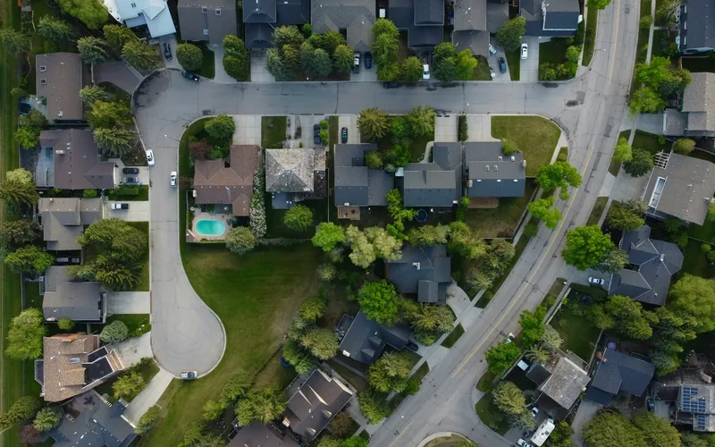 Drone de entrega sobrevoando bairro residencial