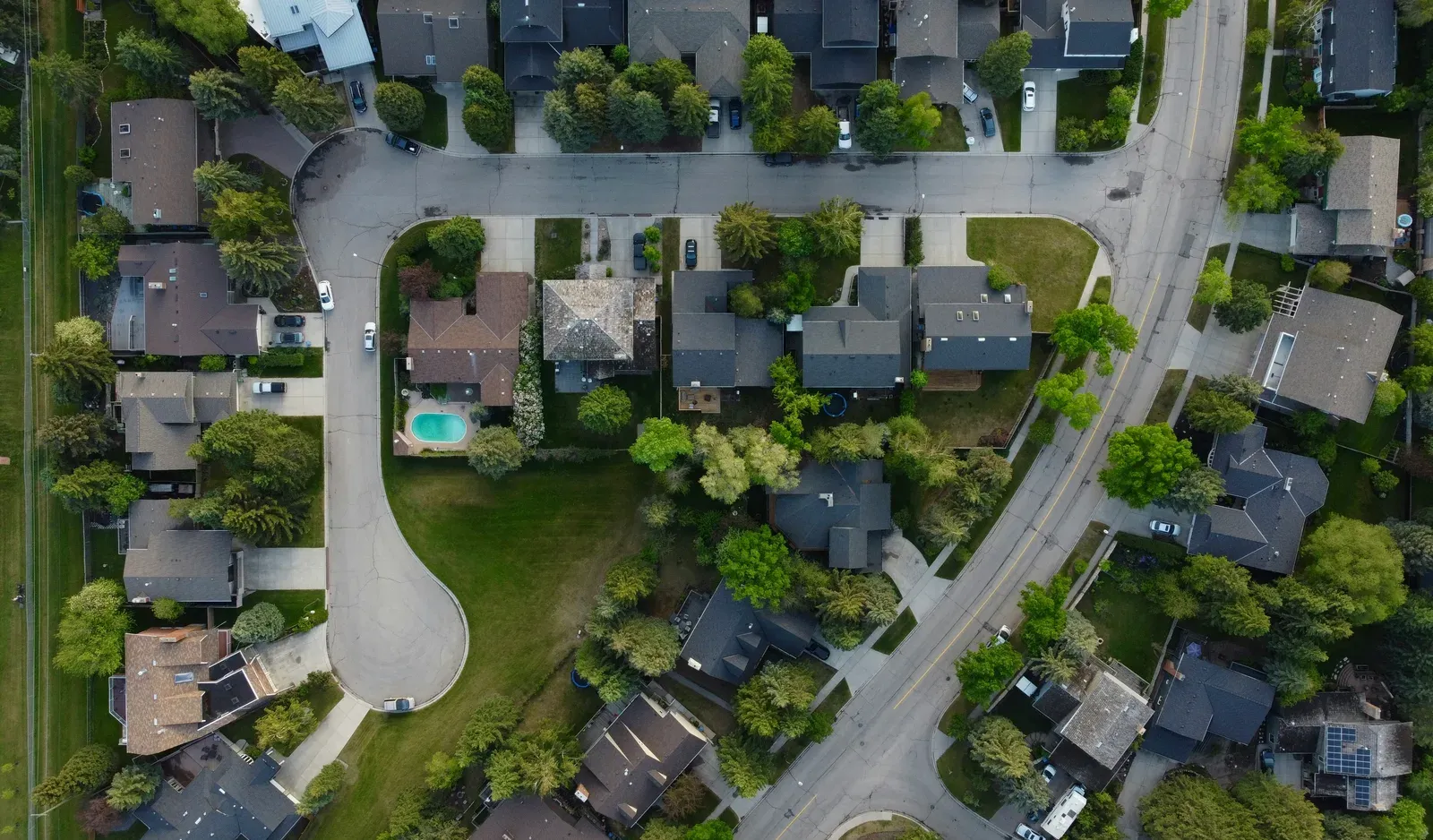 Drone de entrega sobrevoando bairro residencial