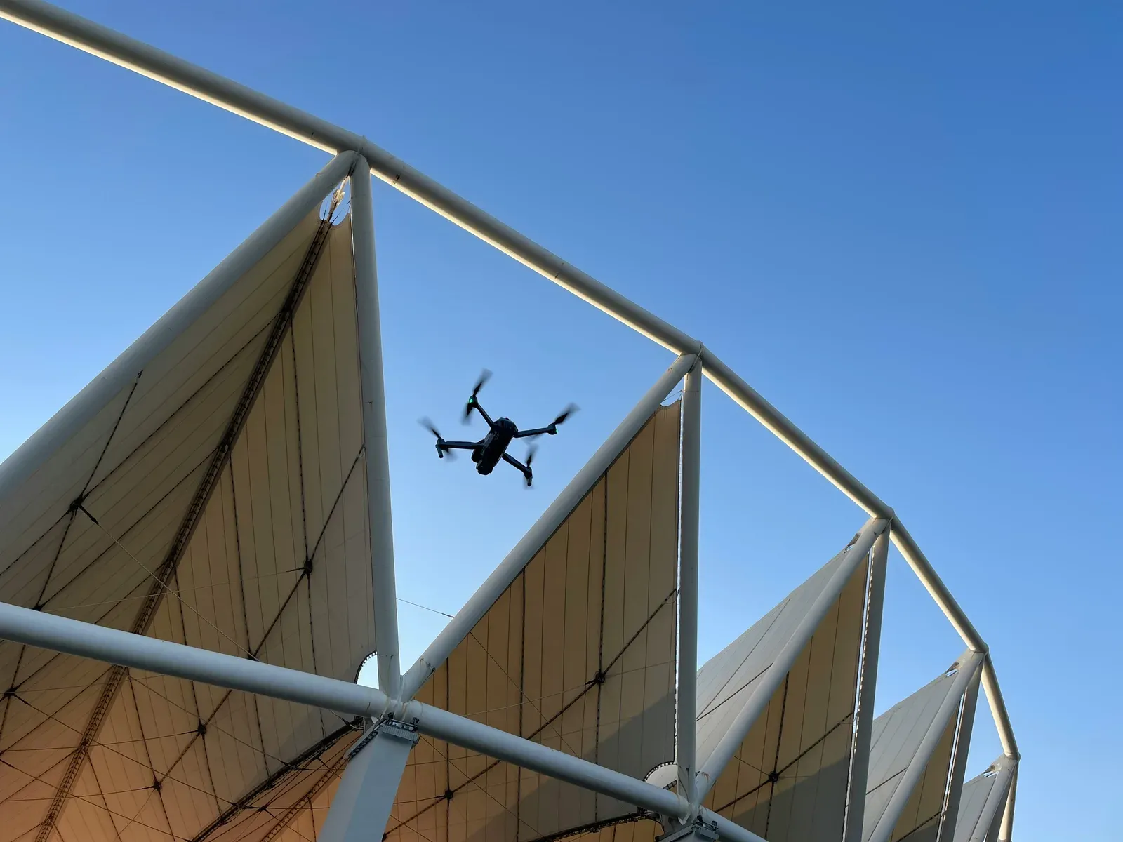 Linha de produção industrial de componentes eletrônicos para drones