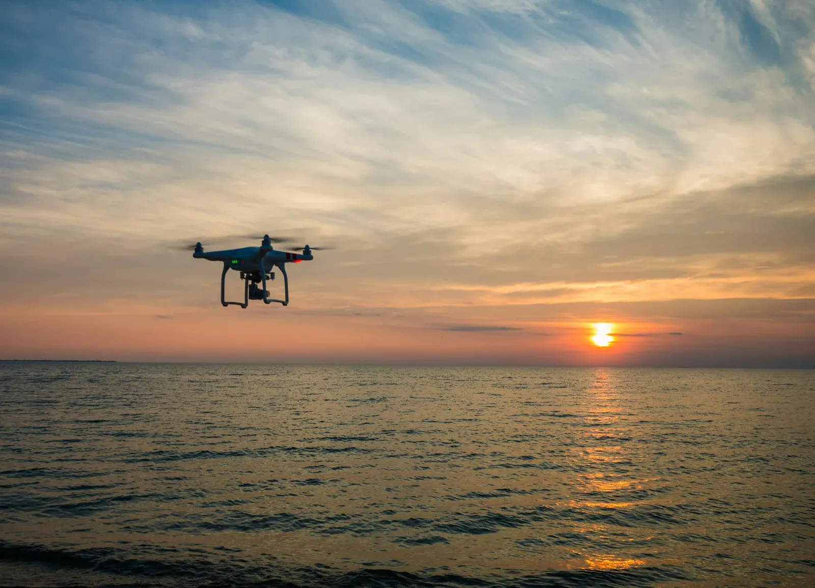 Drone transportando embalagem em voo sobre paisagem