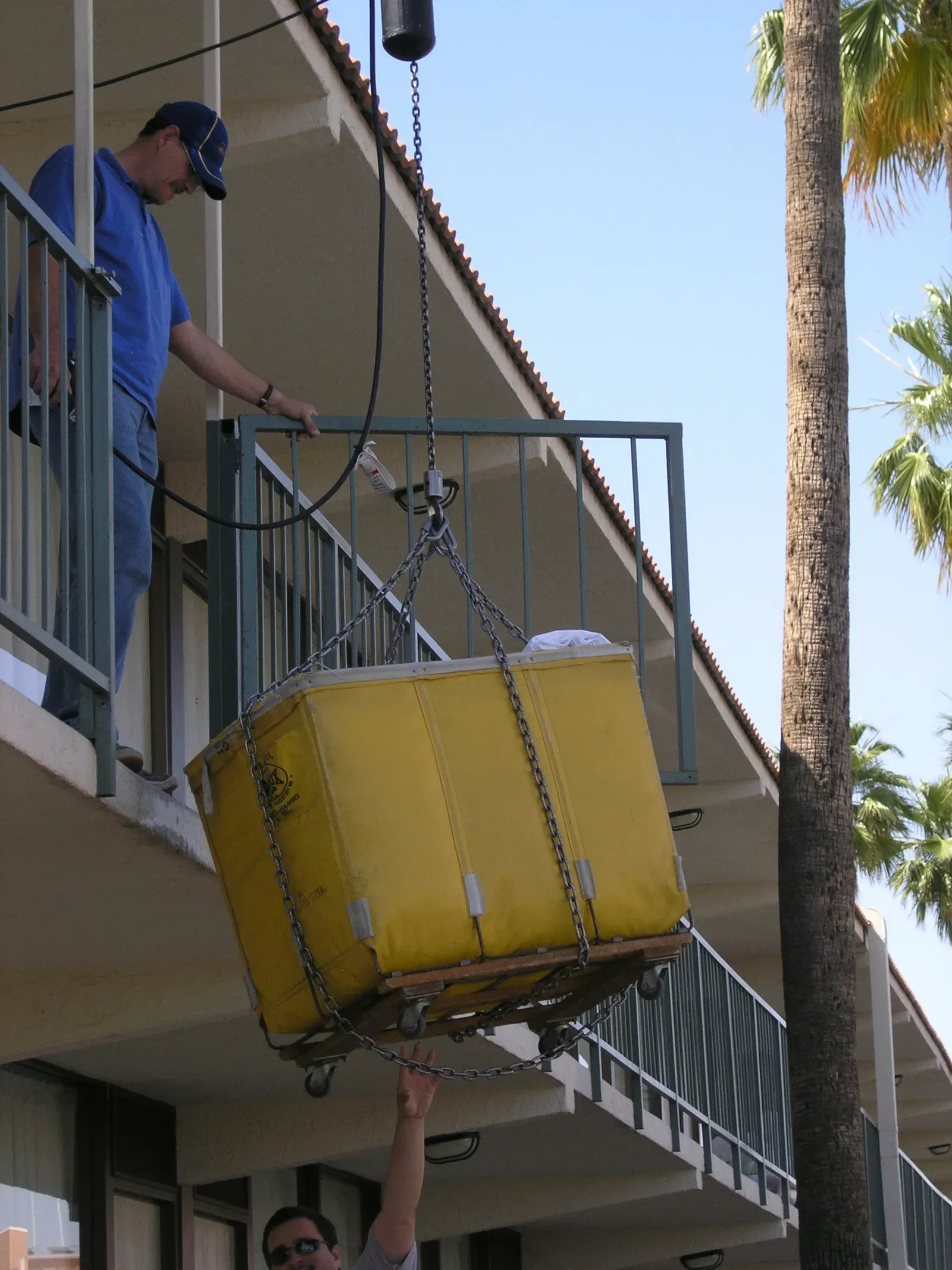 Drone entregando encomenda por cabo enquanto permanece em altitude