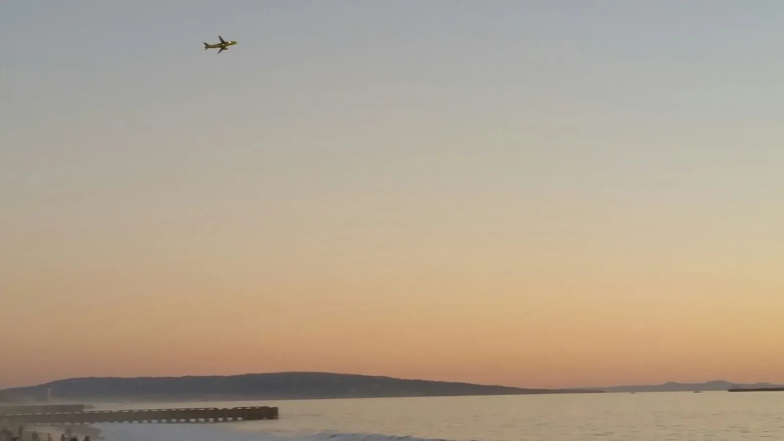Pequeno drone quadricóptero voando em céu de fim de tarde