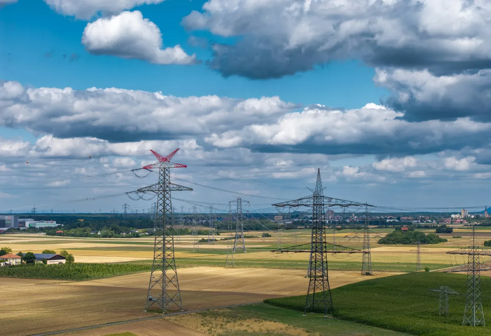 Drone realizando inspeção próxima a linhas de transmissão de energia
