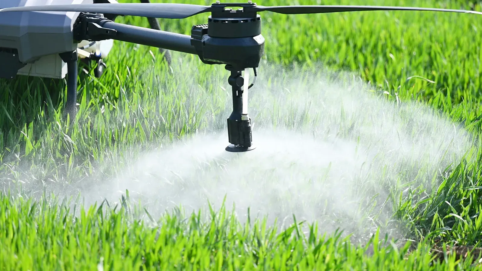 Drone agrícola pulverizando lavoura em operação comercial