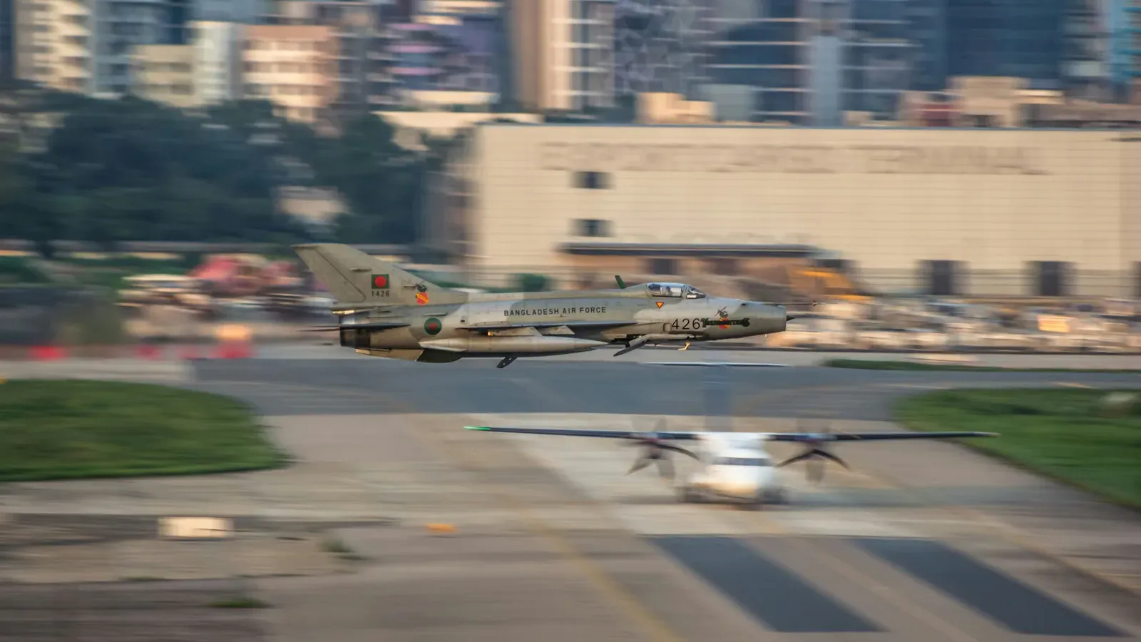 Pequeno drone quadricóptero sobrevoando instalação militar