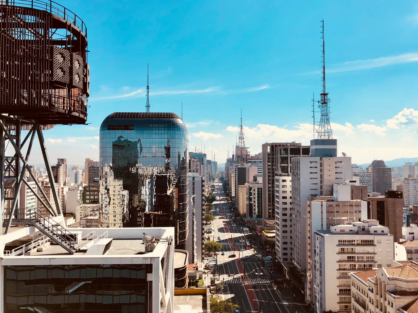 Vista aérea do centro expandido de São Paulo com prédios e helipontos
