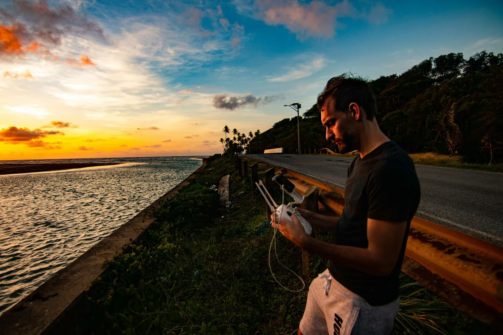 Operador revisando checklist de voo ao lado de drone