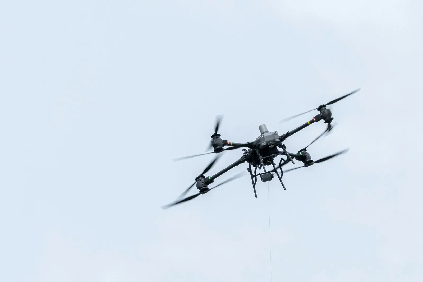 Drone industrial inspecionando linha de transmissão de energia