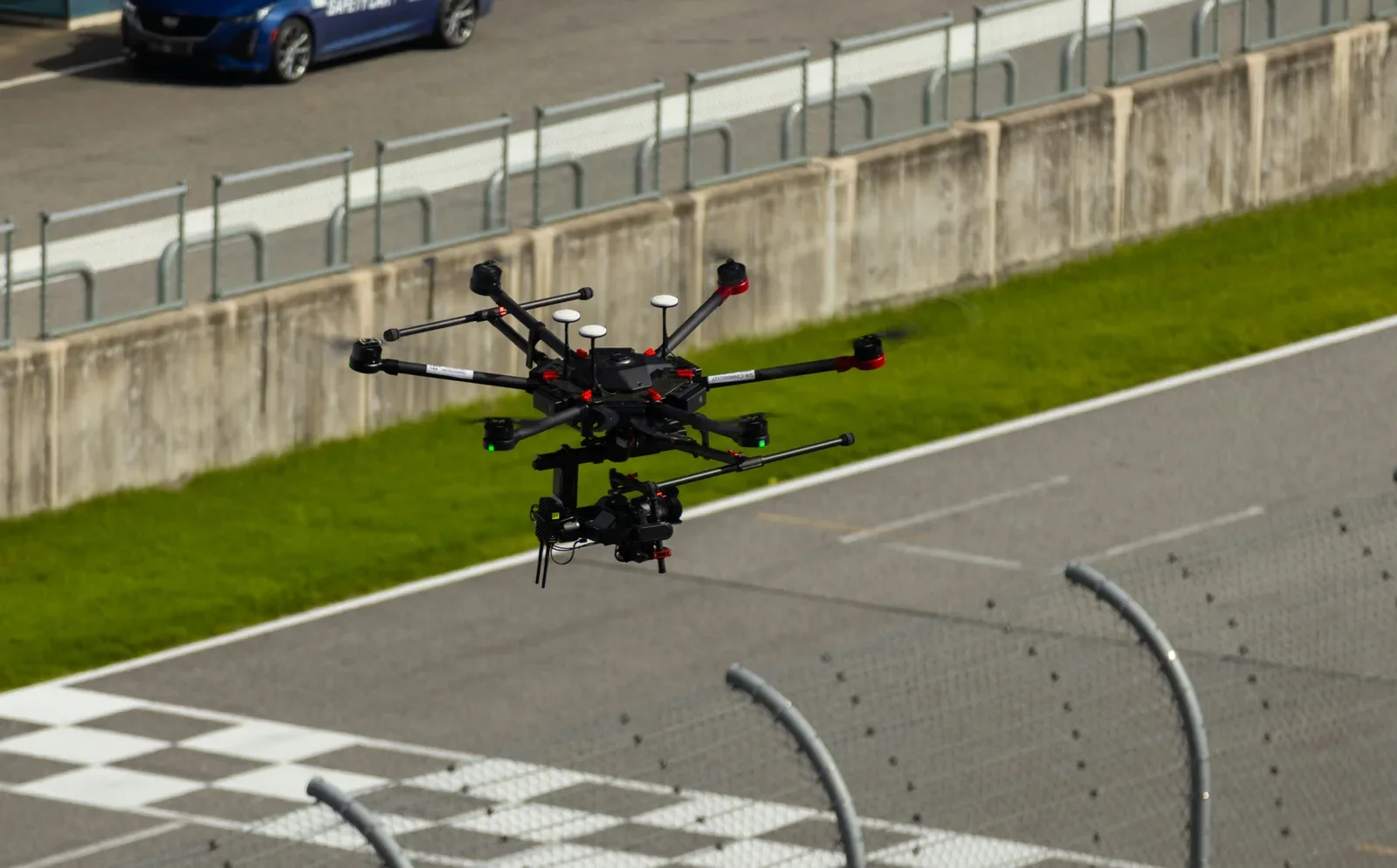 Drone industrial inspecionando linha de transmissão de energia