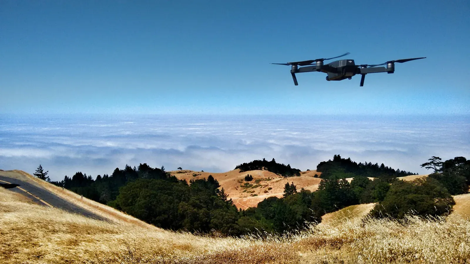 Drone militar de vigilância de longo alcance em voo