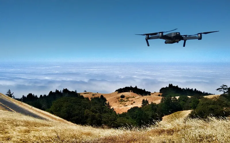 Drone comercial de longo alcance sobrevoando área aberta em operação além da linha visual