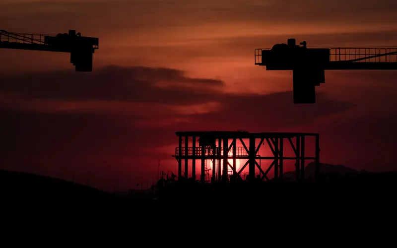 Drone comercial profissional em voo ao entardecer sobre área industrial