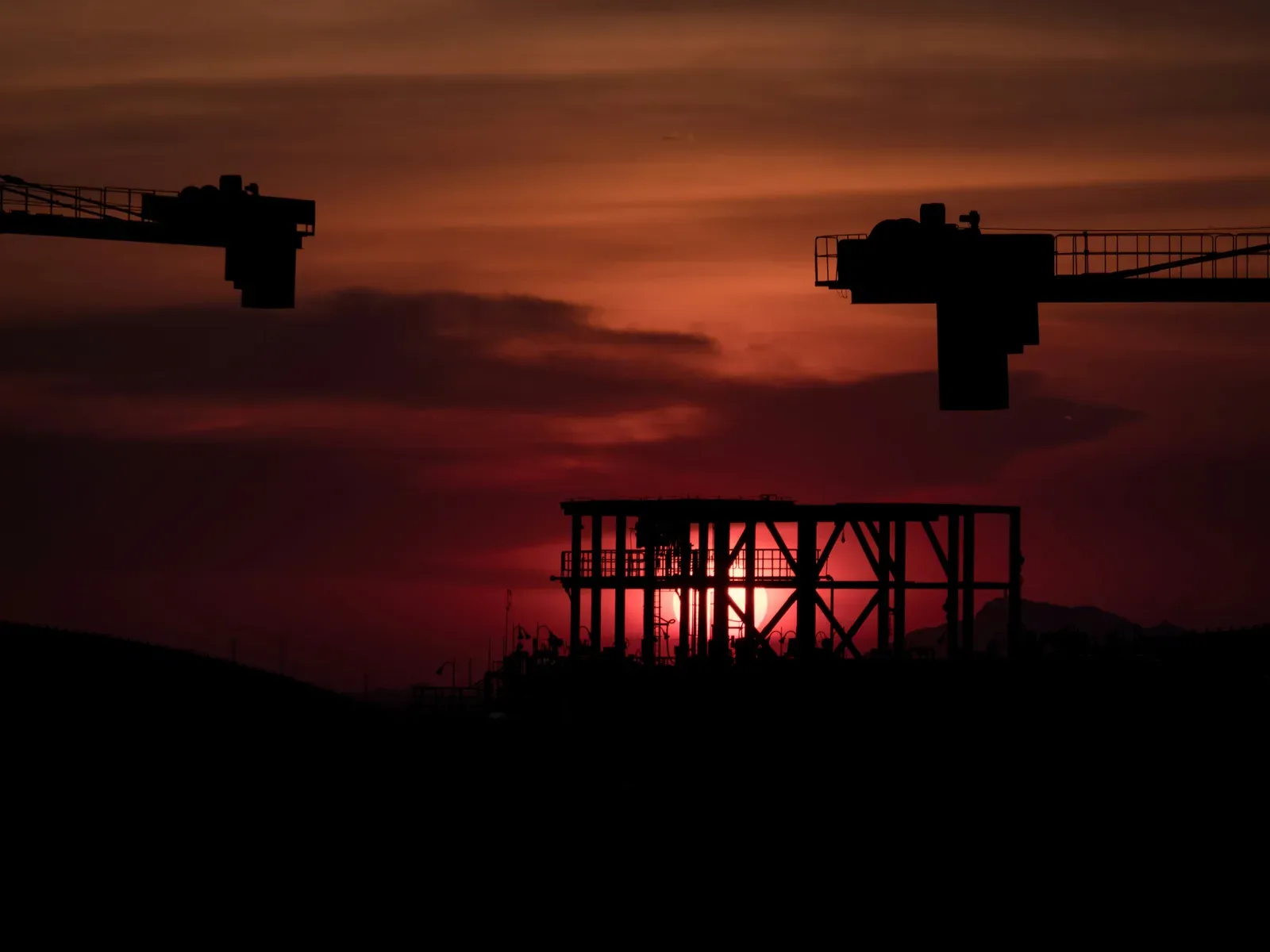 Drone comercial profissional em voo ao entardecer sobre área industrial