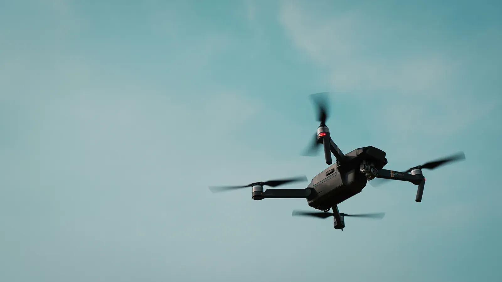 Drone autônomo realizando inspeção industrial
