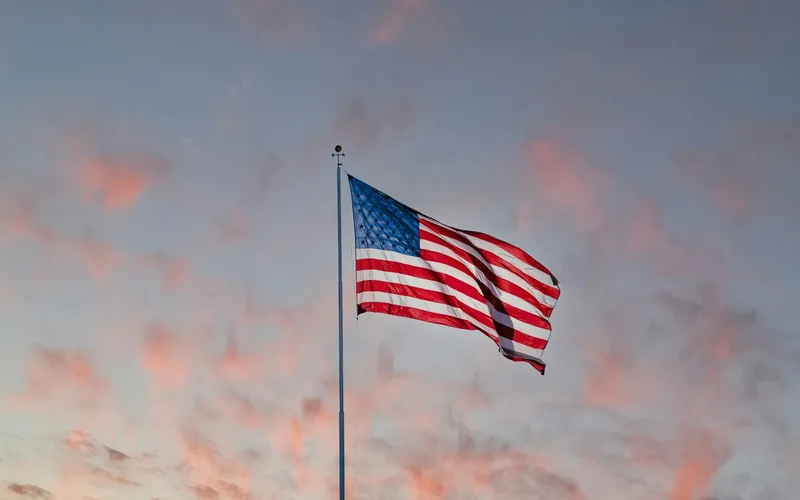 Drone profissional em primeiro plano com bandeira dos Estados Unidos ao fundo