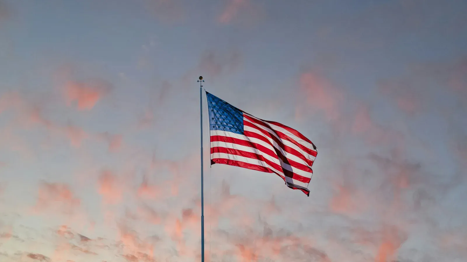 Drone profissional em primeiro plano com bandeira dos Estados Unidos ao fundo