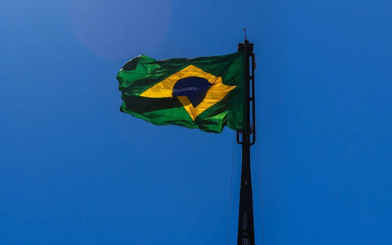 Drone profissional sobrevoando céu azul, simbolizando a regulamentação brasileira