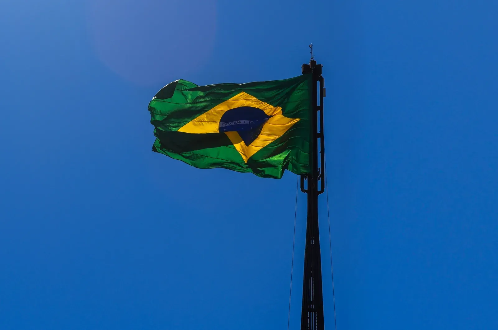 Drone profissional sobrevoando céu azul, simbolizando a regulamentação brasileira