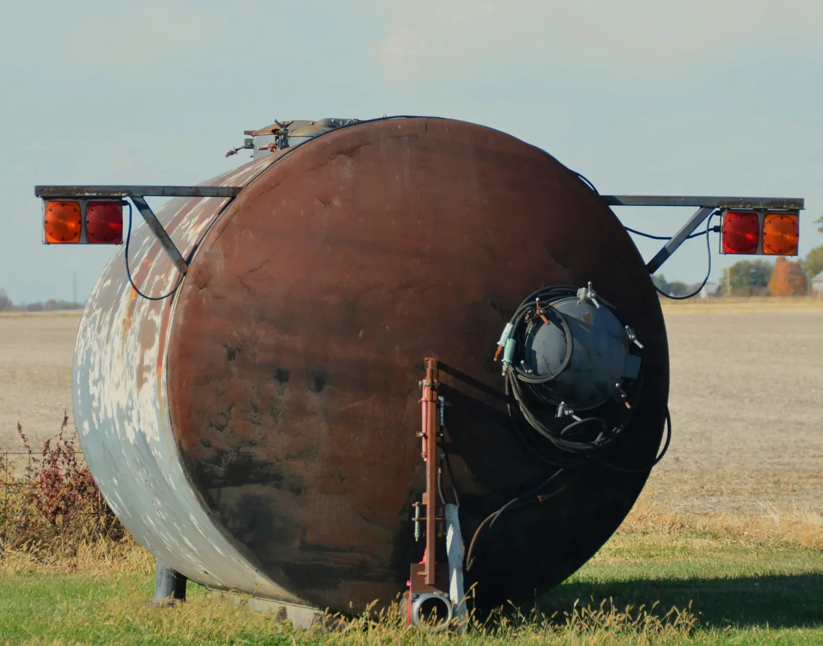 Detalhe técnico de drone agrícola pulverizador com tanque e braços dobráveis