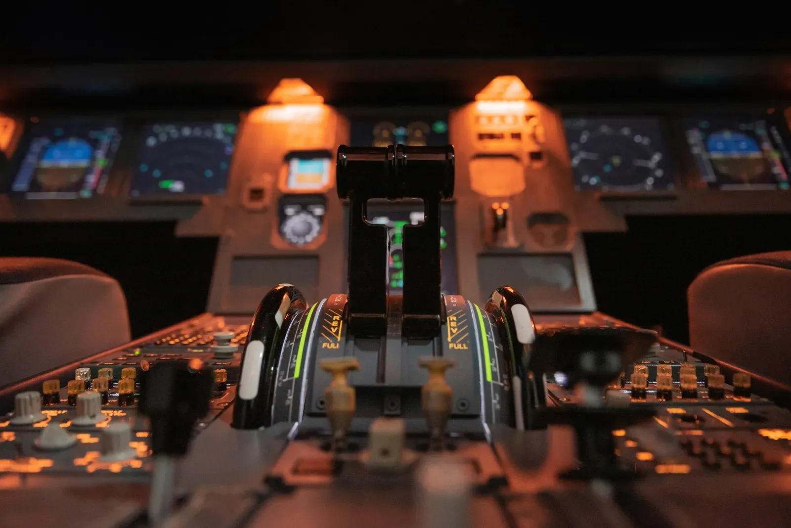 Tela de aviônica exibindo tráfego ADS-B em cabine de aeronave