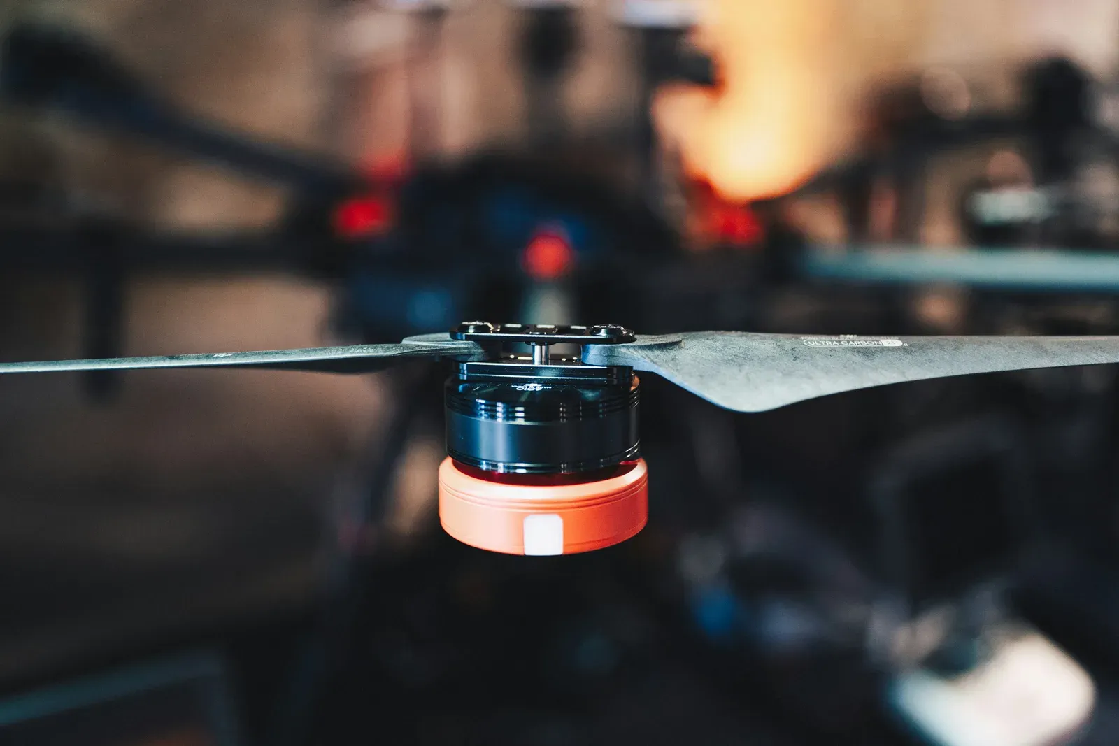Drone FPV militar com carretel de fibra óptica acoplado