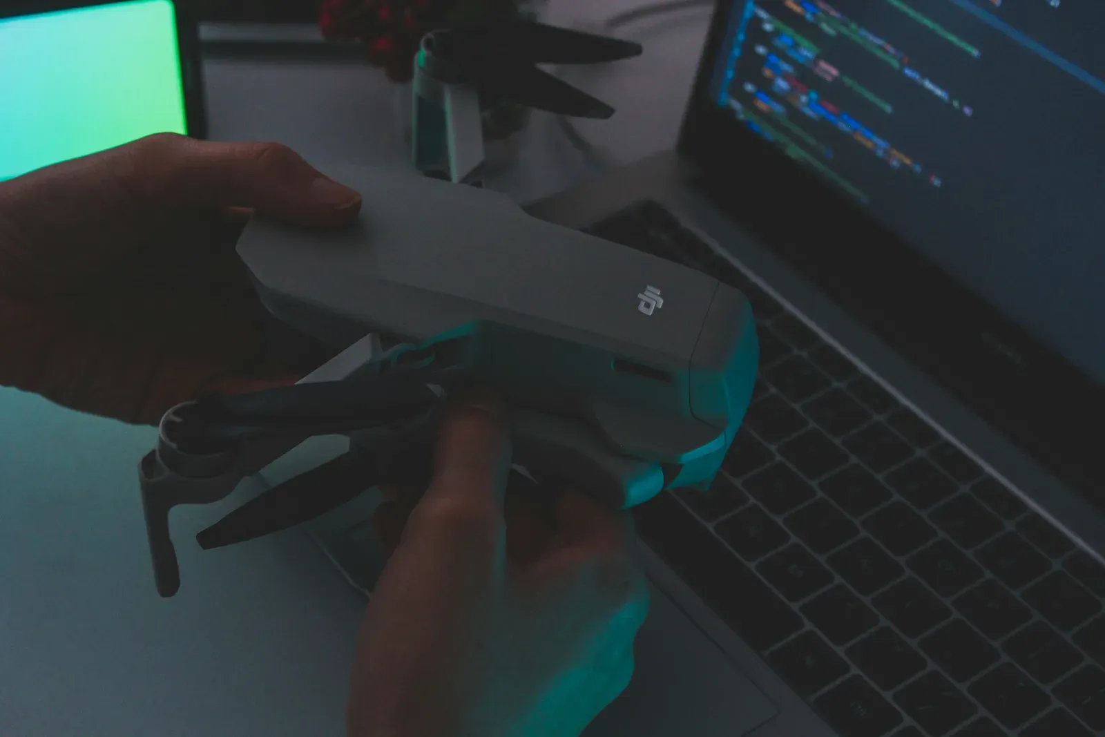 Operador realizando cadastro de drone em notebook ao lado do equipamento