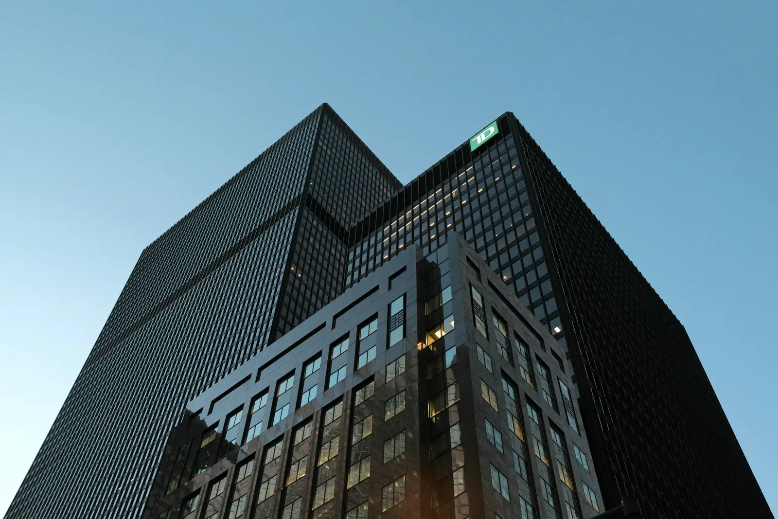 Edifício corporativo envidraçado de grande empresa de tecnologia