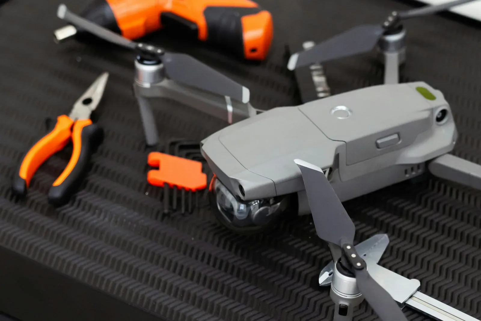 Baterias e peças de reposição de drone em bancada de manutenção