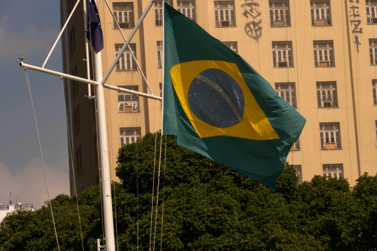 Bandeira brasileira em contexto de indústria tecnológica